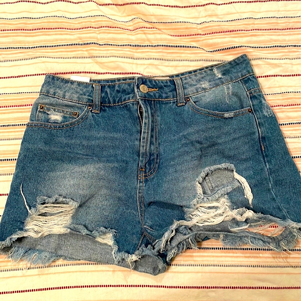 Cutoff Jean shorts.